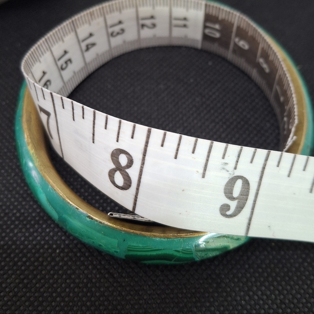 VINTAGE natural malachite inlaid handmade bangle With Brass Interior - Picture 9 of 10